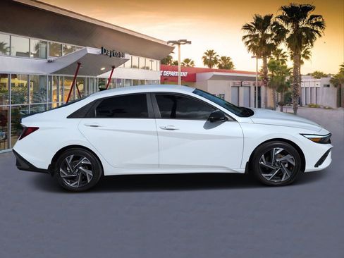 Used 2025 Hyundai Elantra Sport FWD image 2