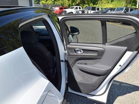 Used 2022 Volvo XC40 T5 R-Design w/ Climate Package image 36