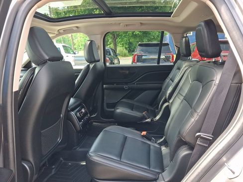 Used 2024 Lincoln Aviator AWD w/ Premium Package image 11
