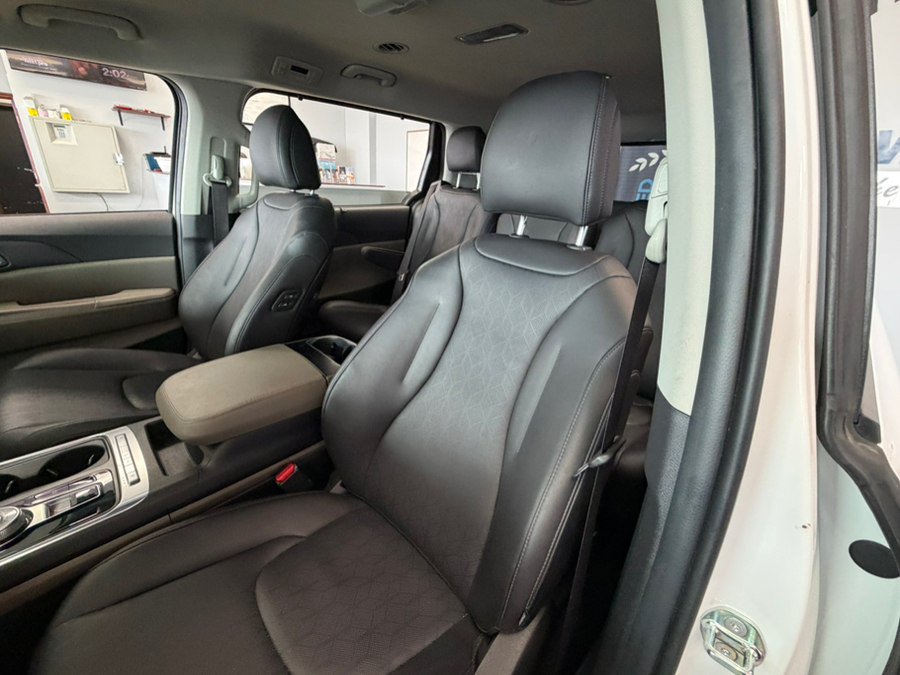 Used 2025 Kia Carnival EX FWD image 22