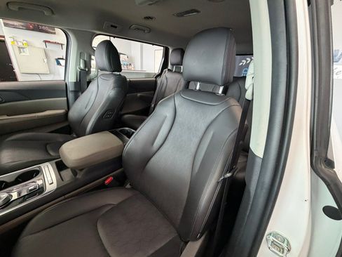 Used 2025 Kia Carnival EX FWD image 22