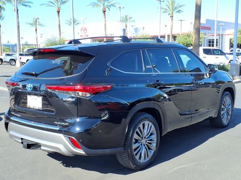 Used 2023 Toyota Highlander Platinum FWD image 4