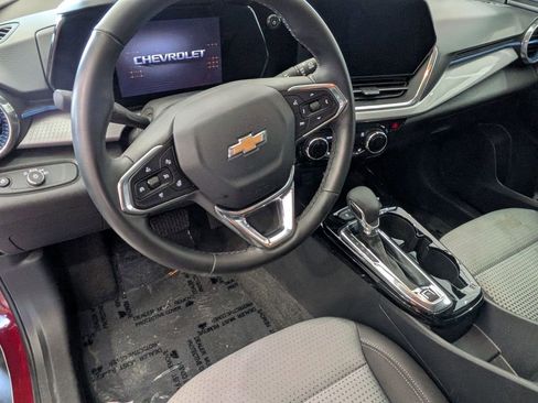 Used 2025 Chevrolet Trax LT w/ LT Convenience Package FWD image 13