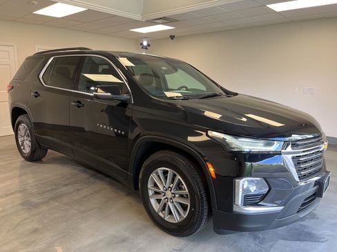 Used 2022 Chevrolet Traverse LT image 1