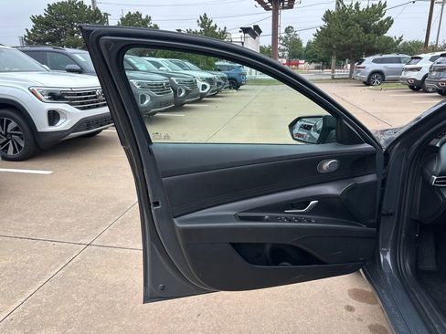 Used 2024 Hyundai Elantra SE FWD image 8