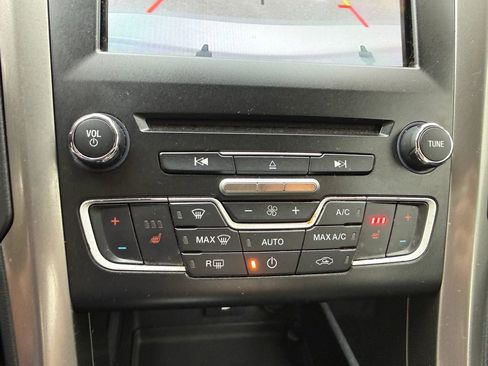 Used 2017 Ford Fusion SE w/ Fusion SE Technology Package FWD image 18