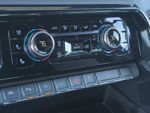 Used 2025 GMC Sierra 1500 AT4 image 18