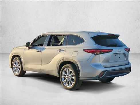 Used 2023 Toyota Highlander Limited FWD image 6
