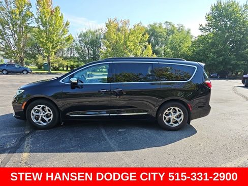 Used 2023 Chrysler Pacifica Limited w/ Uconnect Theater Family Group FWD image 1