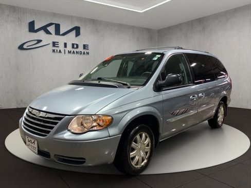 Used 2005 Chrysler Town & Country Touring image 5