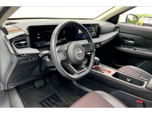 Used 2025 Nissan Kicks SR FWD image 13