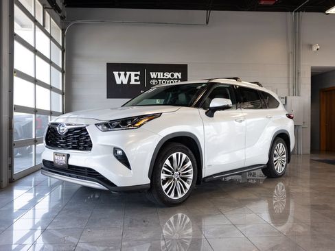 Used 2023 Toyota Highlander Platinum AWD/4WD image 2