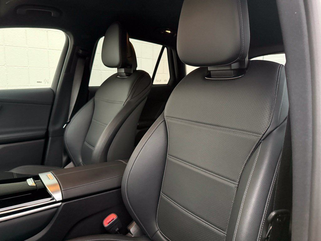 Used 2025 Mercedes-Benz GLC 300 4MATIC w/ Driver Assistance Package image 5