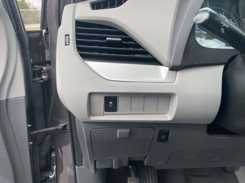 Used 2020 Toyota Sienna LE image 29