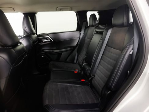 Used 2025 Mitsubishi Outlander SE image 19