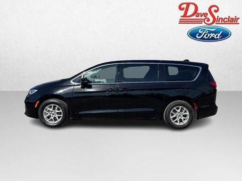 Used 2024 Chrysler Pacifica Touring-L FWD image 10
