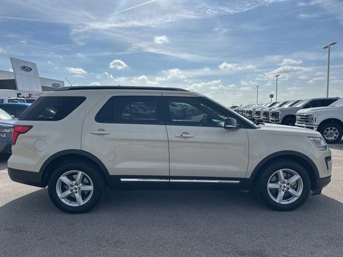 Used 2018 Ford Explorer XLT w/ Equipment Group 201A image 9