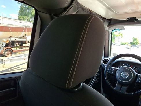 Used 2018 Jeep Wrangler Unlimited Sahara w/ Connectivity Group AWD/4WD image 14