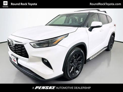 Used 2022 Toyota Highlander LE FWD image 1