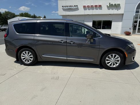 Used 2018 Chrysler Pacifica Touring-L Plus w/ Advanced Safetytec Group FWD image 8