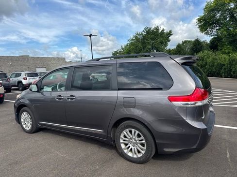 Used 2014 Toyota Sienna XLE FWD image 3