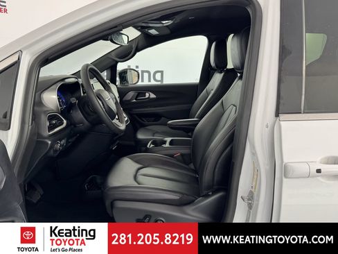 Used 2025 Chrysler Pacifica Select FWD image 14