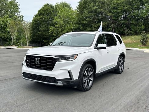 Used 2025 Honda Pilot Touring image 3