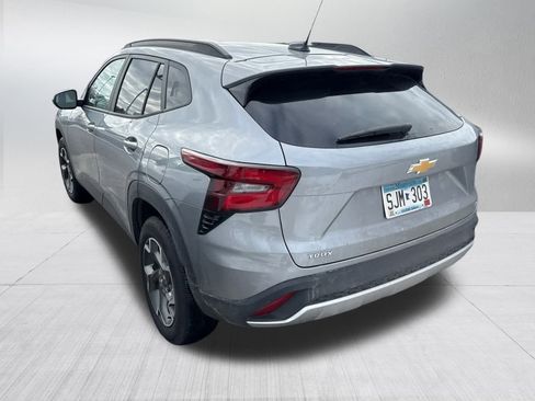 Used 2025 Chevrolet Trax LT w/ LT Convenience Package image 6