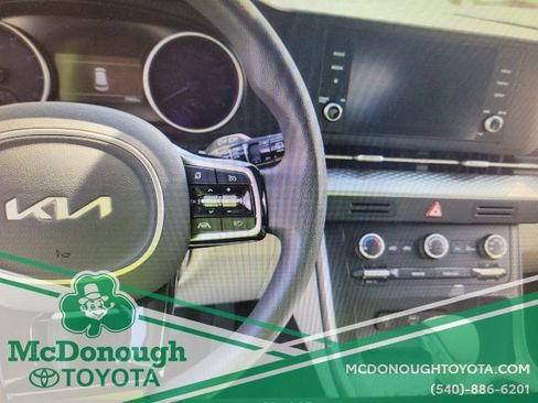 Used 2023 Kia Carnival LX image 10