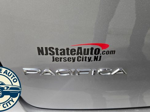 Used 2019 Chrysler Pacifica Touring Plus w/ Tire & Wheel Group FWD image 32
