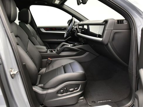 Certified 2025 Porsche Cayenne image 49