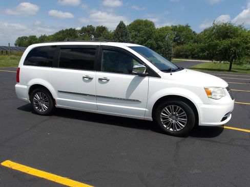 Used 2014 Chrysler Town & Country Touring-L w/ Trailer Tow Group FWD image 1