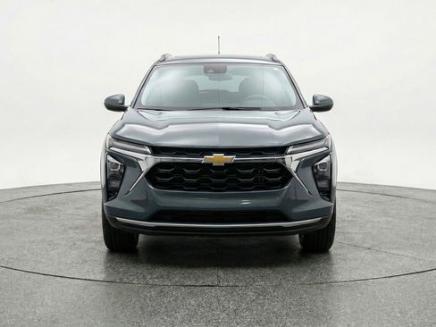Used 2025 Chevrolet Trax LT FWD image 2