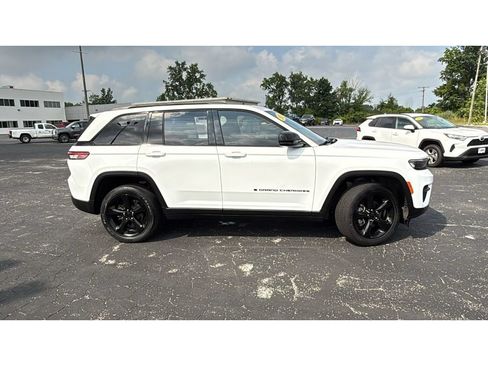 Used 2024 Jeep Grand Cherokee Altitude AWD/4WD image 9