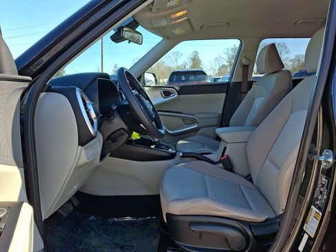 Certified 2023 Kia Soul LX w/ LX Technology Package FWD image 14