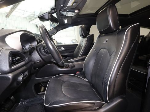Used 2022 Chrysler Pacifica Limited w/ Uconnect Theater Family Group FWD image 13