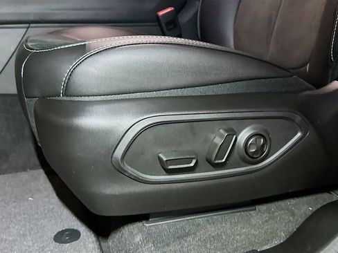 New 2025 Jeep Grand Cherokee Altitude image 13