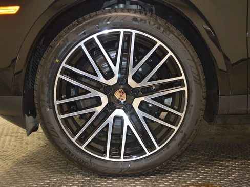 Certified 2025 Porsche Cayenne Coupe image 11