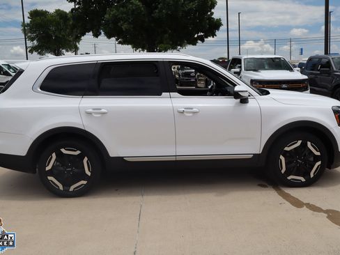 Used 2024 Kia Telluride EX w/ EX Captain's Chair Package FWD image 2