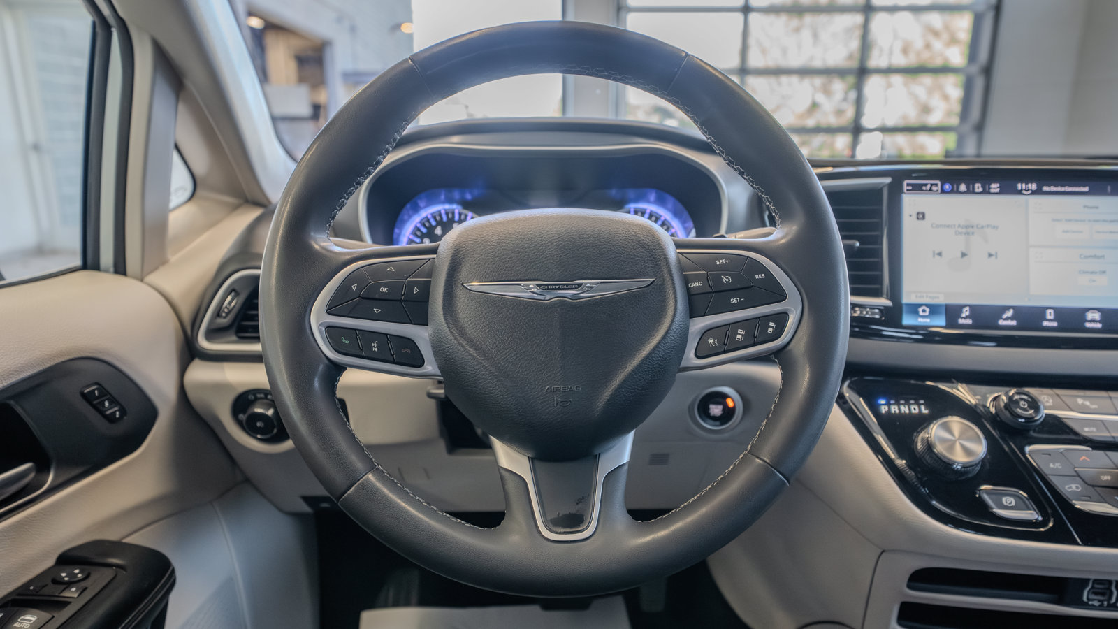 Used 2023 Chrysler Pacifica Touring-L FWD image 9