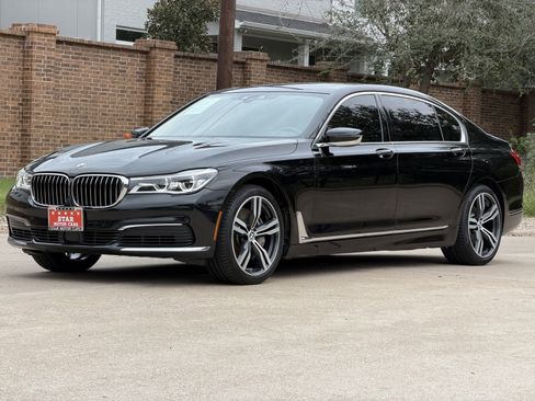 Used 2019 BMW 750i image 12