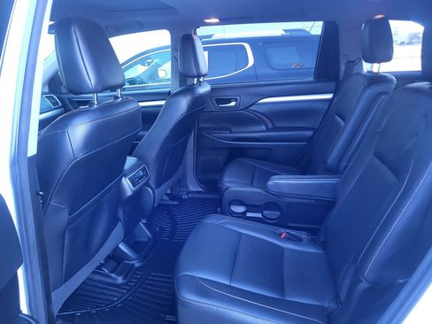 Used 2018 Toyota Highlander XLE image 16