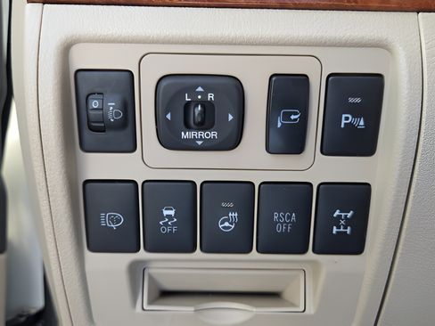 Used 2013 Toyota Land Cruiser AWD/4WD image 25