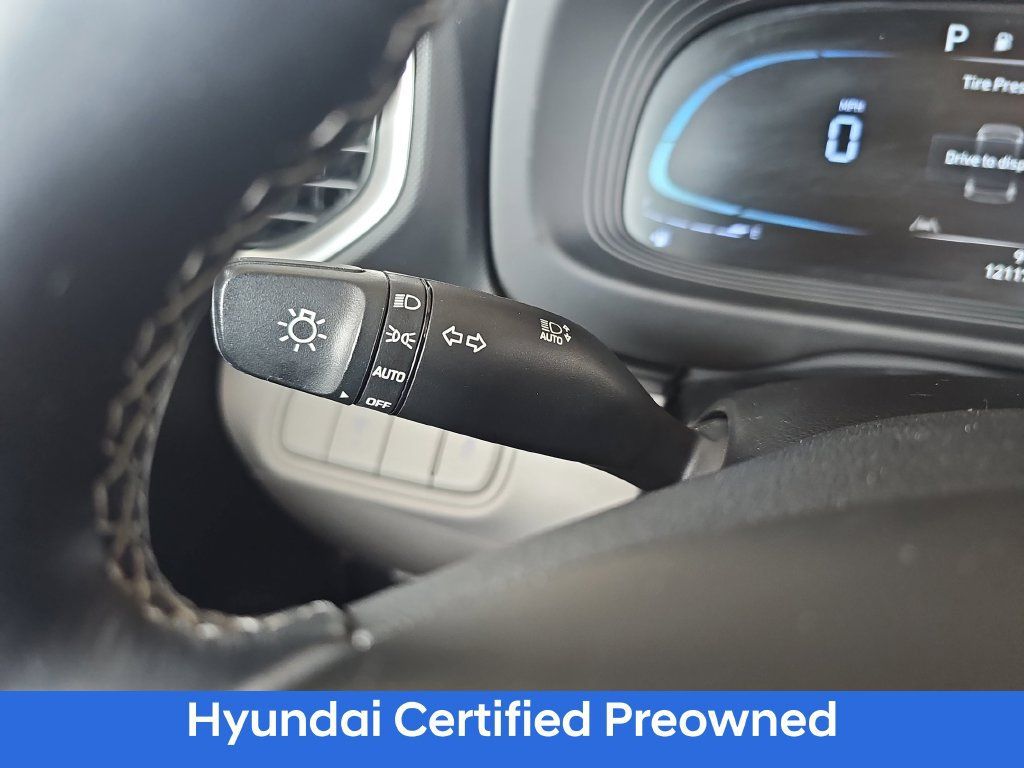Certified 2023 Hyundai Venue SEL FWD image 25
