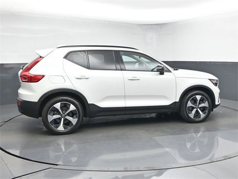 Used 2024 Volvo XC40 B5 Plus image 8