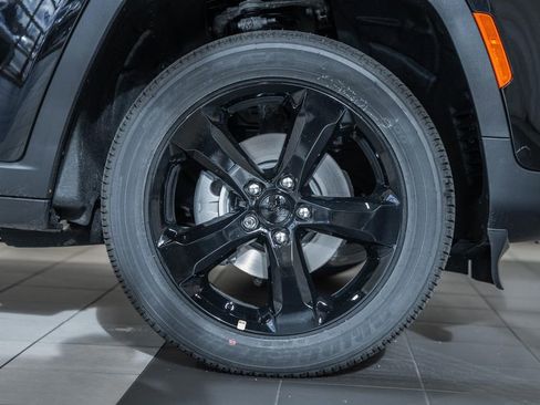 New 2025 Jeep Grand Cherokee Altitude image 16