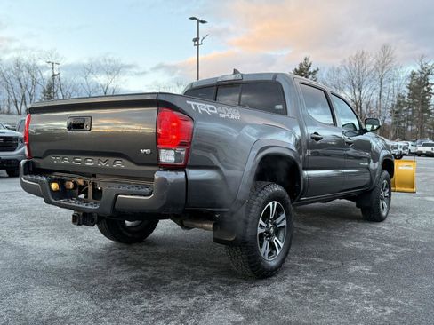Used 2016 Toyota Tacoma TRD Sport image 6