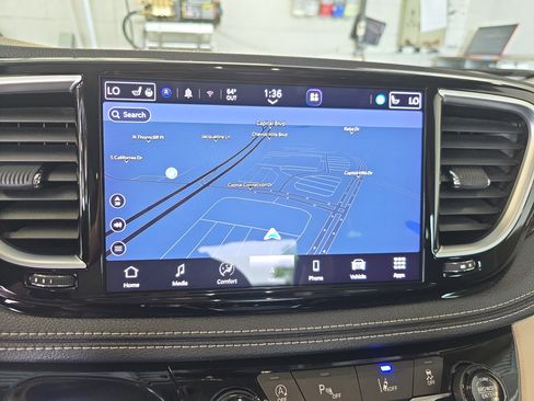 Used 2023 Chrysler Pacifica Limited FWD image 20