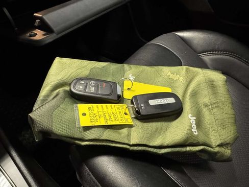 Used 2022 Jeep Cherokee Limited AWD/4WD image 32