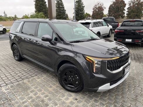 Used 2025 Kia Carnival image 1